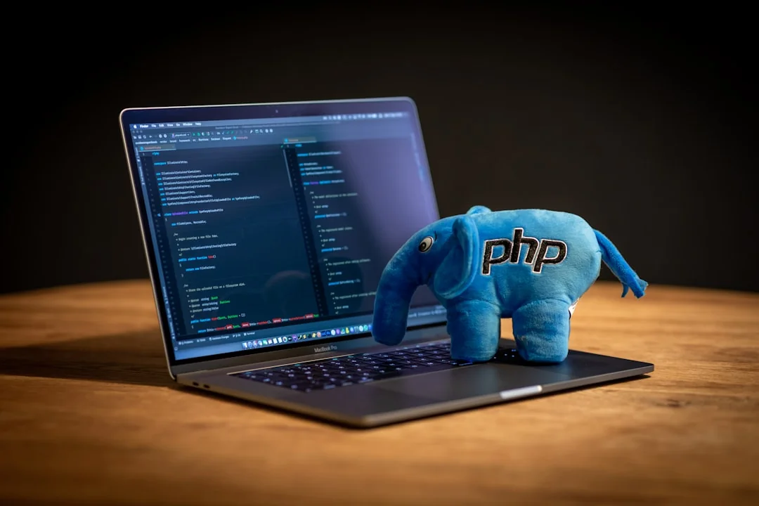Une tablette affichant un site web financier, à côté d’un clavier blanc et d’une souris. Idéal pour des images de stock sur le thème de la technologie.