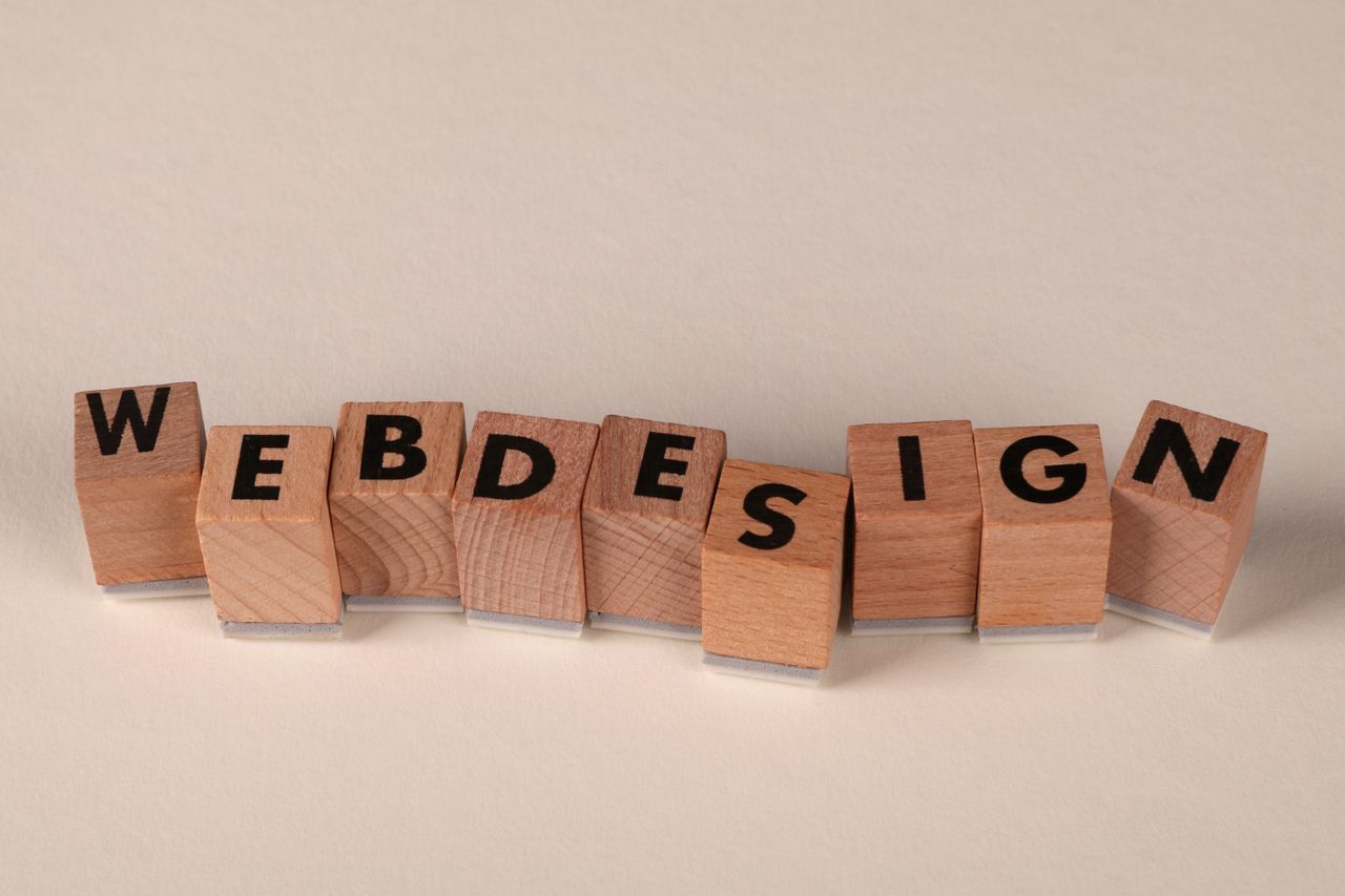 Des blocs en bois formant web design illustrent de façon créative le concept de design numérique.
